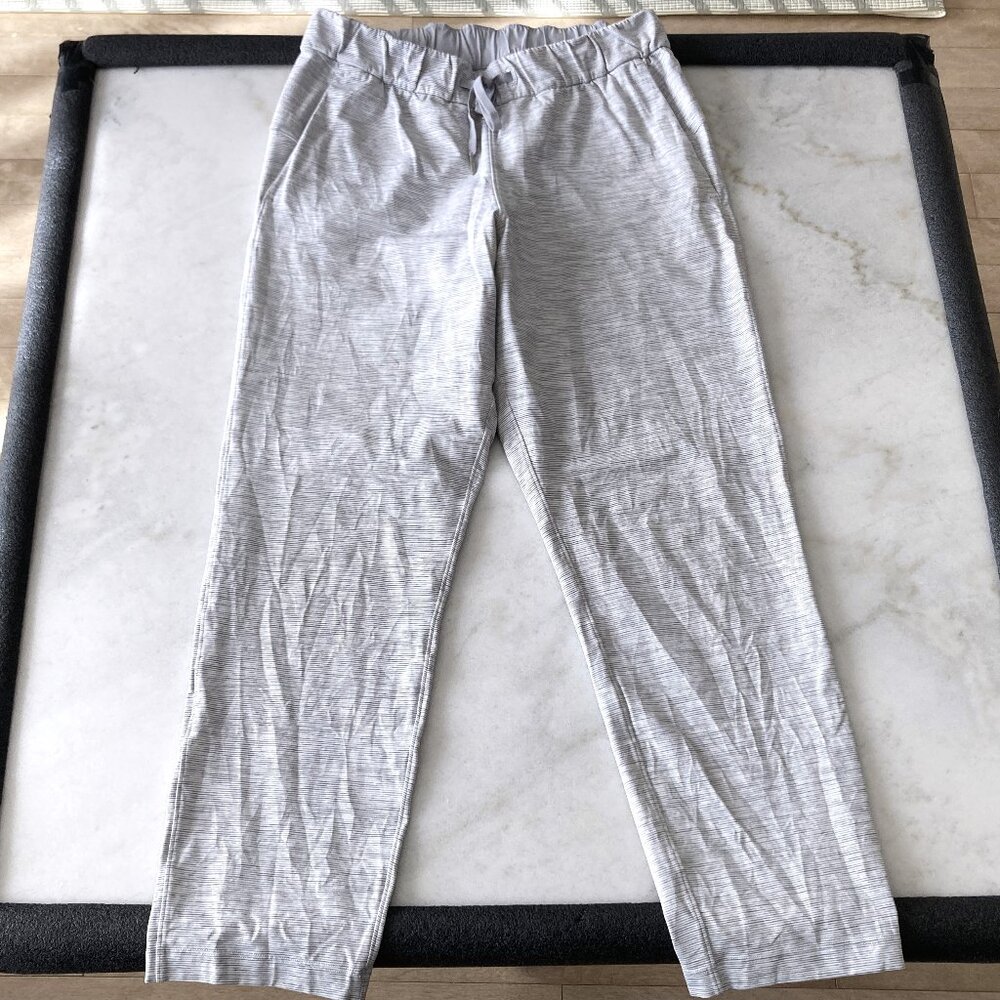 Lululemon On The Fly Pant / pants (size 8) Luxtreme, light grey, striped pattern